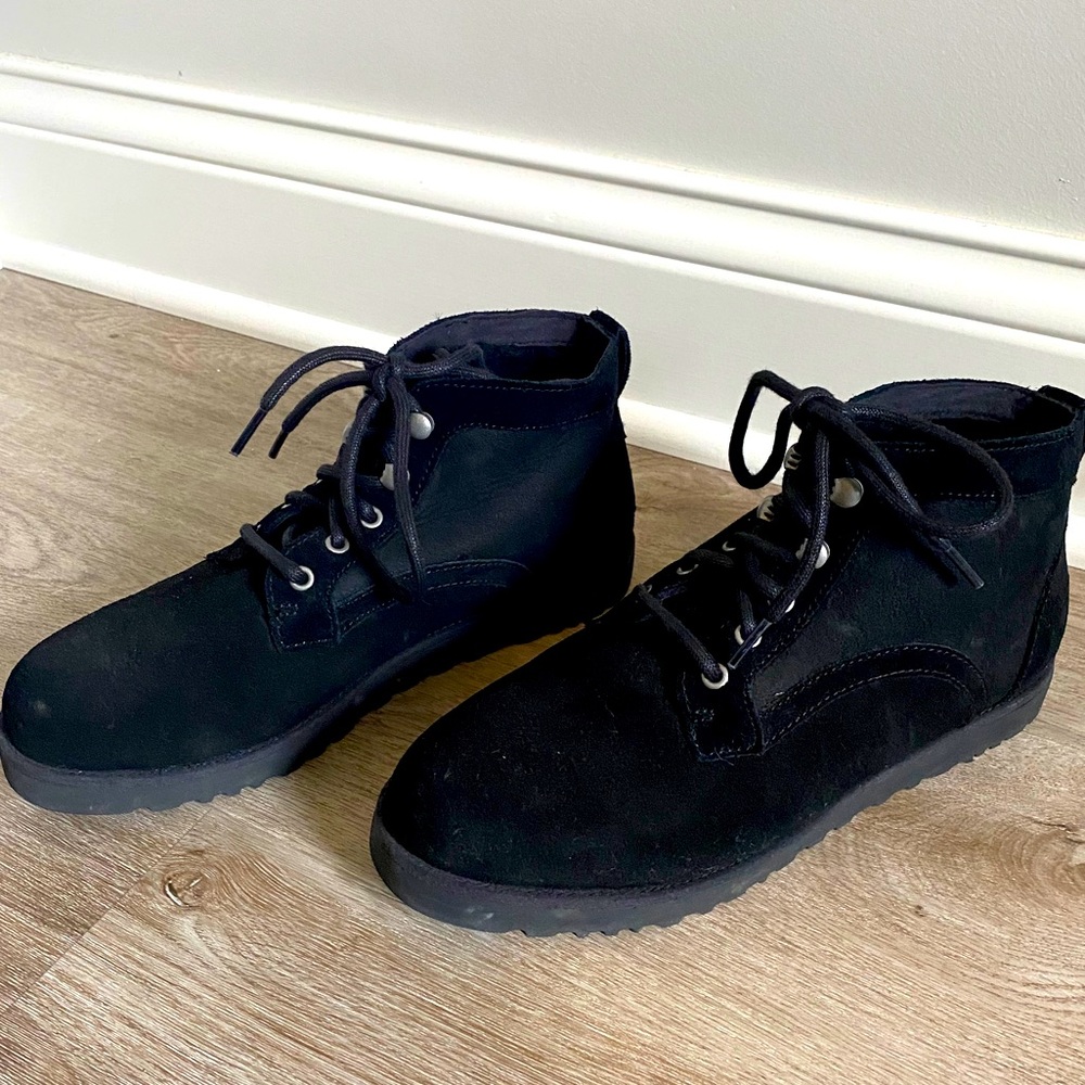 UGG’s WOMENS Neumel Boots - 8 WOMENS